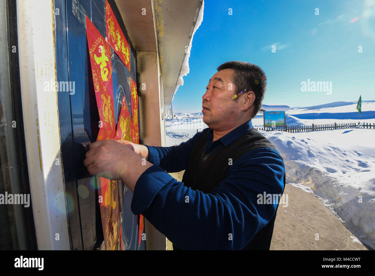 Arxan, la Cina della Mongolia Interna Regione Autonoma. 15 Feb, 2018. Bai Yuhua paste baciata alla stazione forestale di Dahinggan montagne nella città di Arxan, nel nord della Cina di Mongolia Interna Regione Autonoma, Feb 15, 2018. Bai Yuhua, una foresta di ranger Dahinggan montagne per 28 anni, bloccato al suo posto da himeself alla vigilia del nuovo anno lunare cinese per un consecutivo diciottesimo anno. Credito: Liu Lei/Xinhua/Alamy Live News Foto Stock