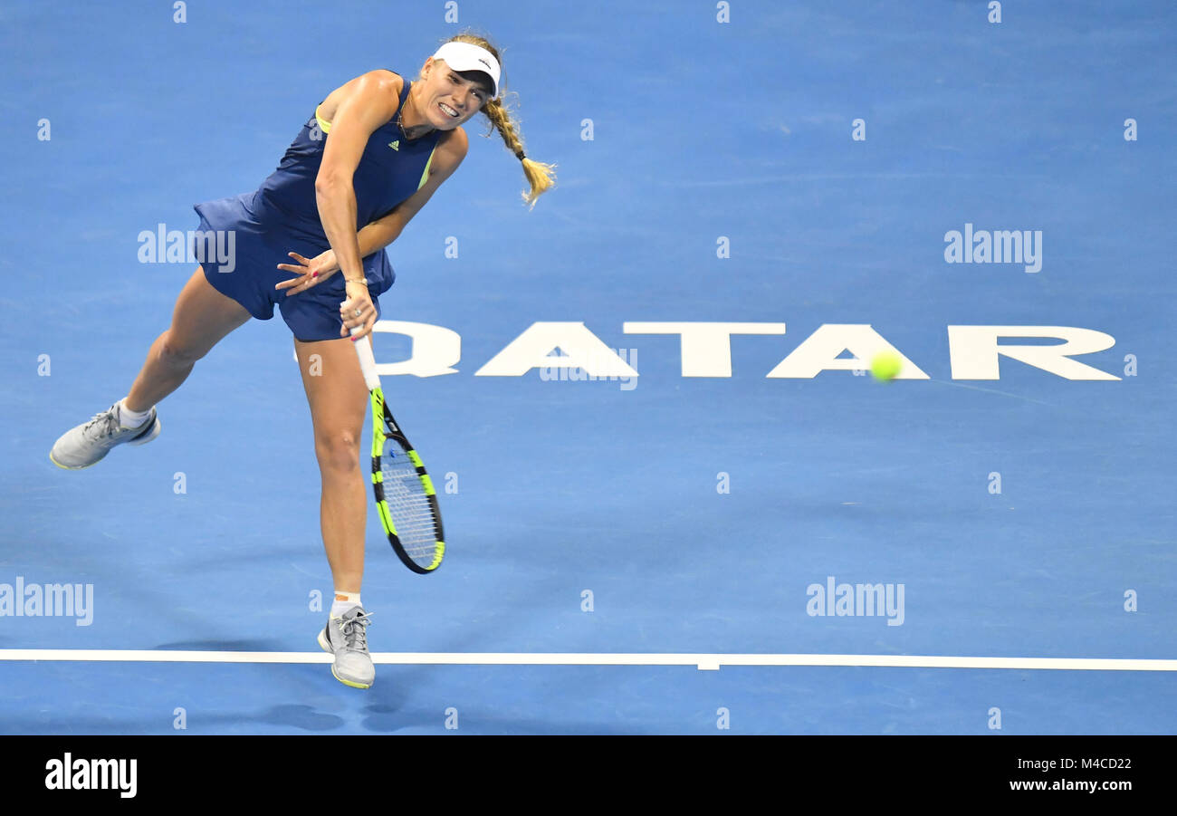 Doha in Qatar. 15 Feb, 2018. Caroline Wozniaki della Danimarca serve durante la singola del terzo round match contro Monica Niculescu della Romania al 2018 WTA Qatar aprire a Doha, in Qatar, nel febbraio 15, 2018. Caroline Wozniaki ha vinto 2-0. Credito: Nikku/Xinhua/Alamy Live News Foto Stock