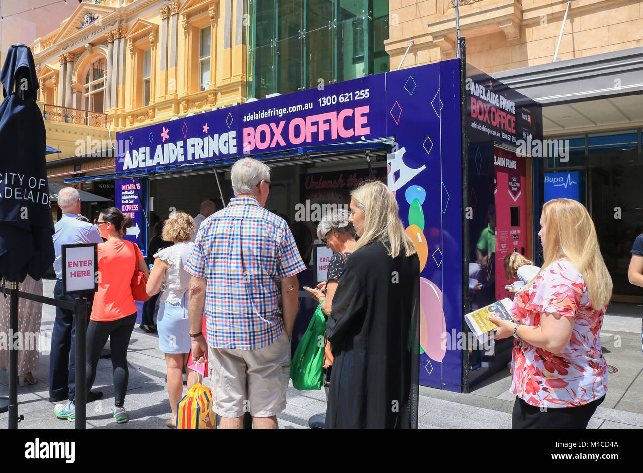 Adelaide, Australia. Xvi Feb, 2018. I membri del pubblico coda per acquistare i biglietti presso un chiosco su Rundle Mall per l'Adelaide Fringe Festival il secondo produttore al mondo di arti annuale festival che inizia il 16 febbraio e prosegue fino al 18 marzo 2018 che dispone di più di 5.000 artisti provenienti da tutta l'Australia e del mondo Credito: amer ghazzal/Alamy Live News Foto Stock