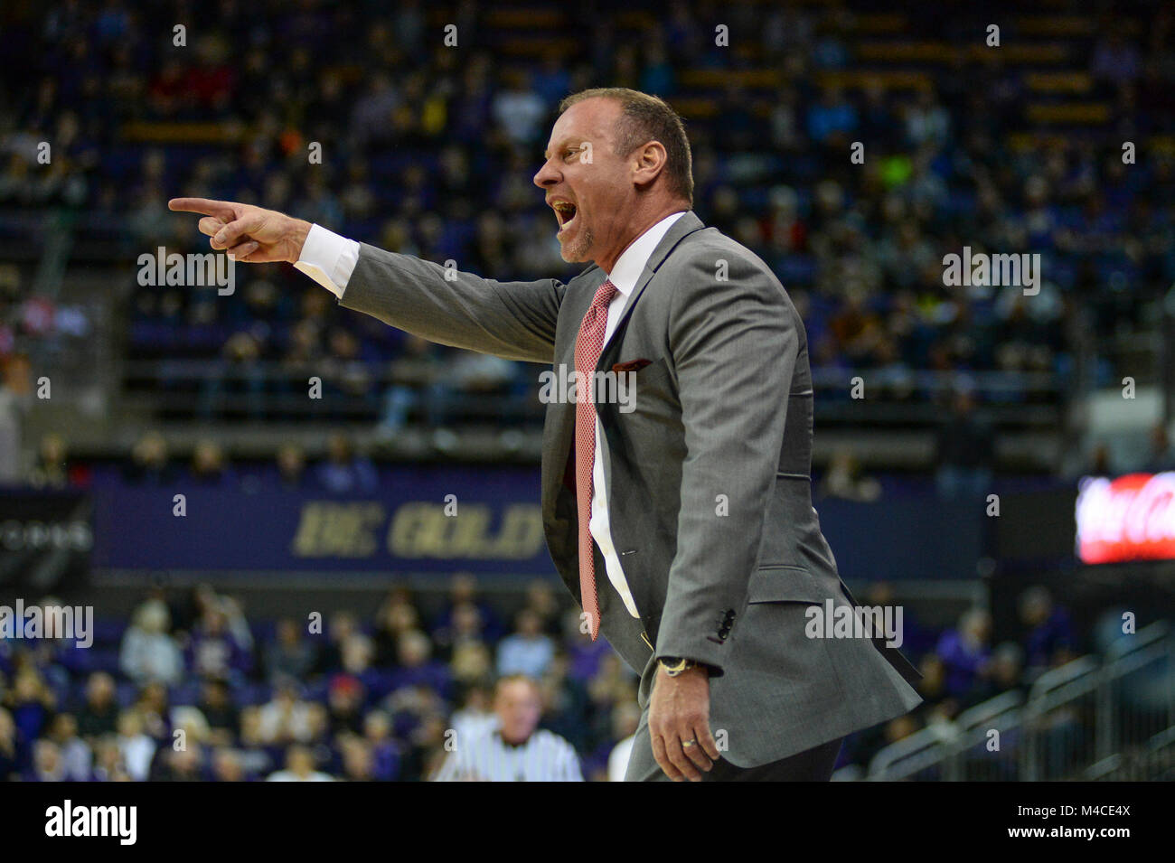 Seattle, WA, Stati Uniti d'America. 15 Feb, 2018. Utah Head Coach Larry Krystkowiak tenta di ottenere l'arbitro attenzione durante una PAC12 gioco di basket tra la Washington University e la University of Utah. Il gioco è stato giocato al Hec ed Pavilion a Seattle, WA. Jeff Halstead/CSM/Alamy Live News Foto Stock