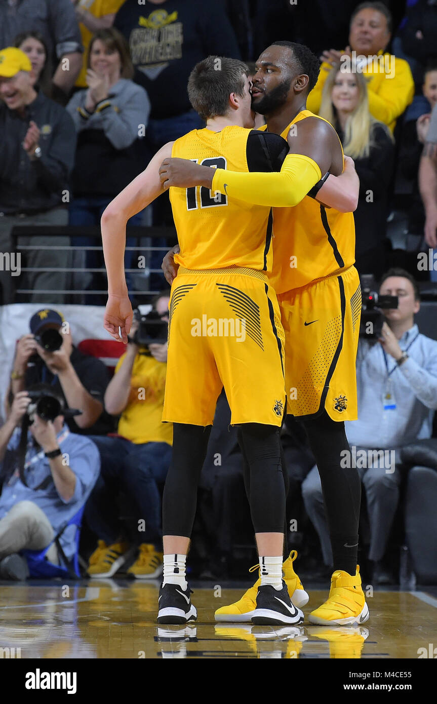 Wichita, Kansas, Stati Uniti d'America. 15 Feb, 2018. Wichita State Shockers guardia Reaves Austin (12) si congratula con Wichita State centro Shockers Shaquille Morris (24) sul suo potenziale punto tre gioco durante il NCAA Pallacanestro tra il Tempio di gufi e Wichita State Shockers a Charles Koch Arena di Wichita, Kansas. Kendall Shaw/CSM/Alamy Live News Foto Stock