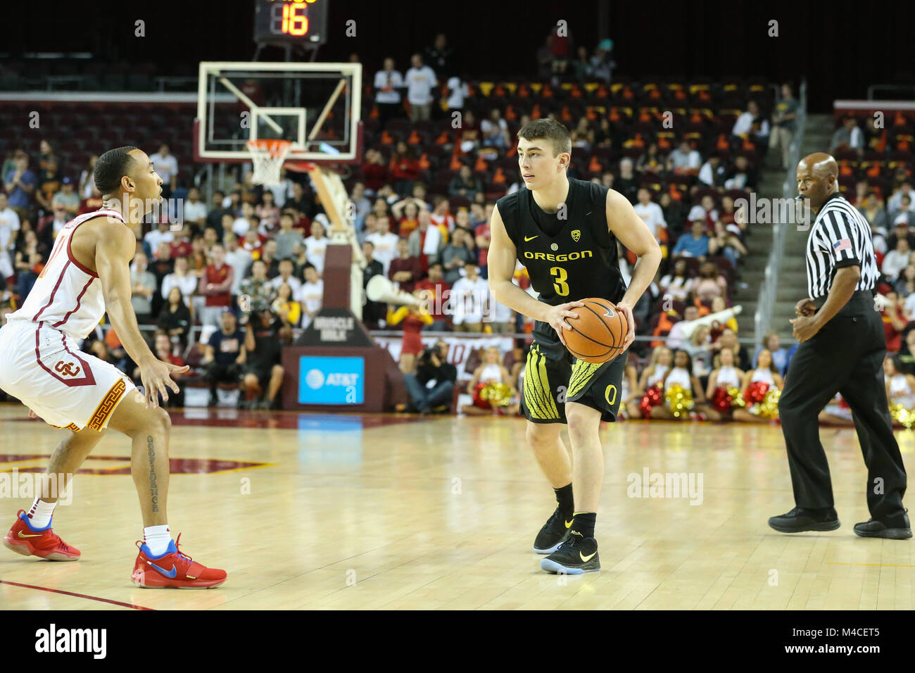 15 febbraio 2018: Oregon Ducks guard Payton Pritchard (3) cerca di passare la palla in un NCAA pallacanestro tra la Oregon Ducks vs USC Trojans al Galen Center di Los Angeles, CA: Jordon Kelly/CSM(Jordon Kelly : © Cal Sport Media) Foto Stock