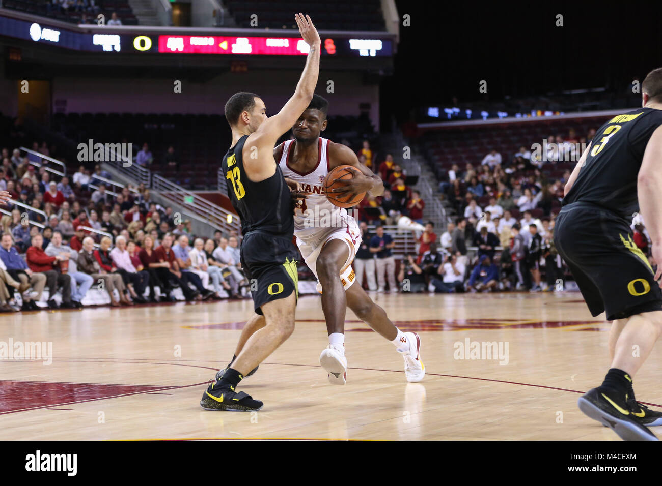 15 febbraio 2018: USC Trojans avanti Chimezie Metu (4) rigidi per il cestello in NCAA pallacanestro tra la Oregon Ducks vs USC Trojans al Galen Center di Los Angeles, CA: Jordon Kelly/CSM(Jordon Kelly : © Cal Sport Media) Foto Stock