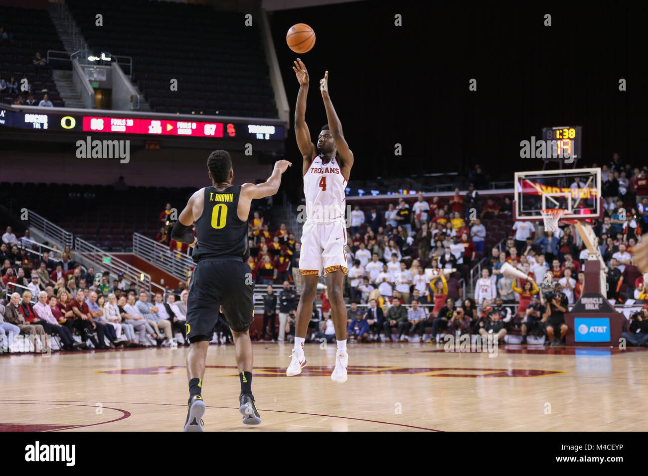 15 febbraio 2018: USC Trojans avanti Chimezie Metu (4) Spara la palla in un NCAA pallacanestro tra la Oregon Ducks vs USC Trojans al Galen Center di Los Angeles, CA: Jordon Kelly/CSM(Jordon Kelly : © Cal Sport Media) Foto Stock