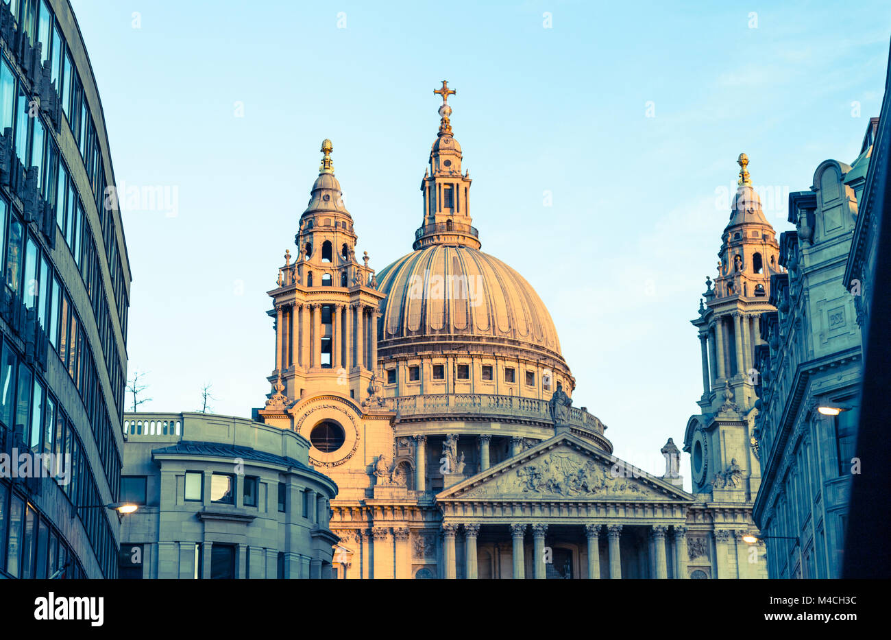 La cattedrale di san Paolo a Londra con il blu del cielo. Foto Stock