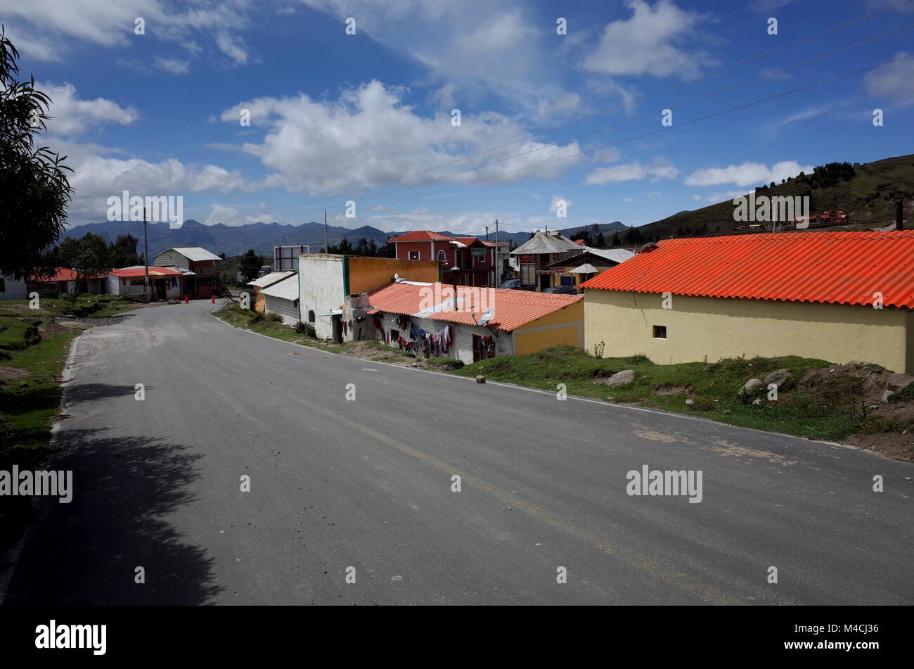 La città di Quilotoa che è il punto di partenza del Loop di Quilotoa nelle Ande ecuadoriane Foto Stock