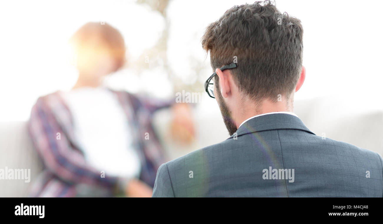 Avvocato consiglia il suo cliente. vista posteriore. concetto di riservatezza. Foto Stock