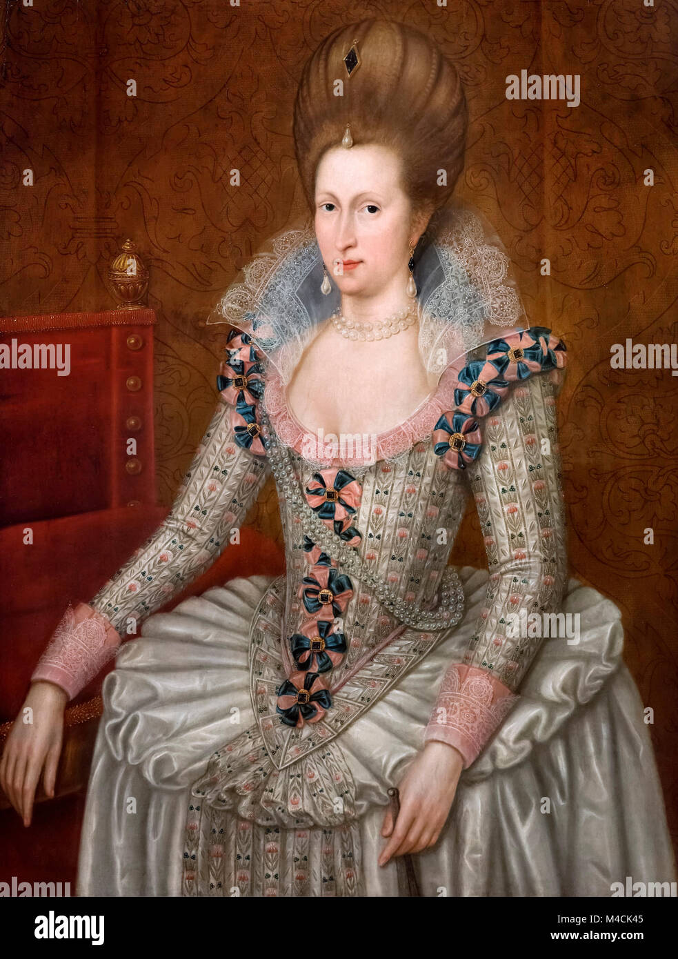 Anna di Danimarca, regina consorte del Re Giacomo I d'Inghilterra e VI di Scozia, da seguace di John De Critz il sambuco, olio su pannello, c.1605 Foto Stock