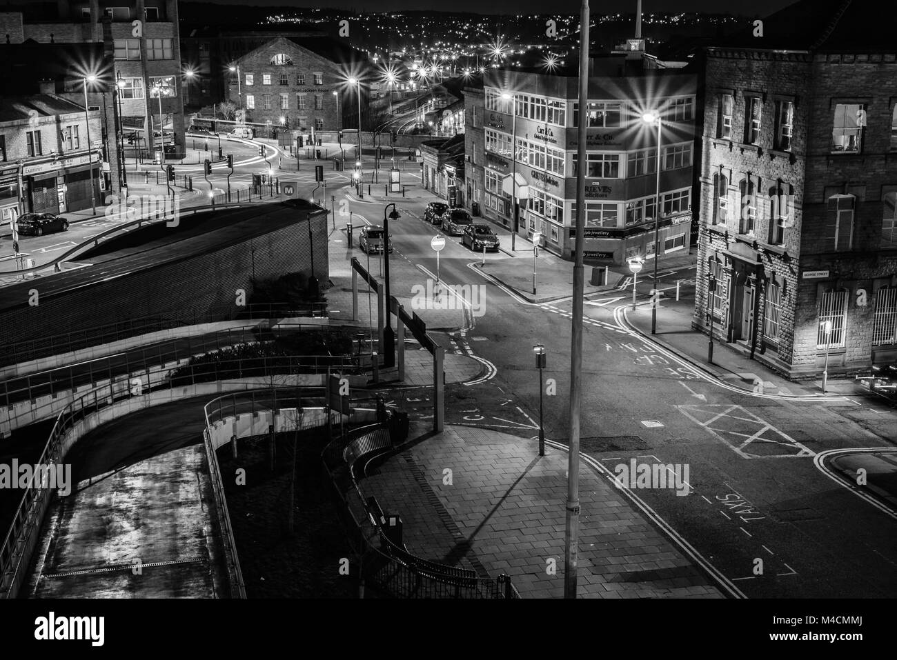 Vista in elevazione di Huddersfield alla stazione degli autobus di notte in bianco e nero, West Yorkshire, Inghilterra, Regno Unito Foto Stock