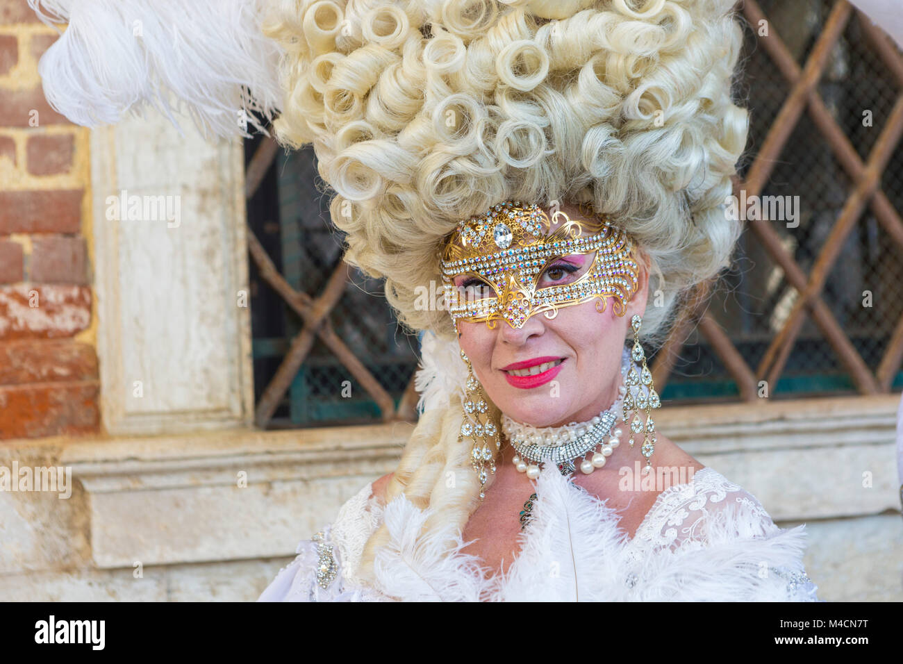 Donna in costume maschera e grande parrucca al Carnevale di Venezia Foto  stock - Alamy