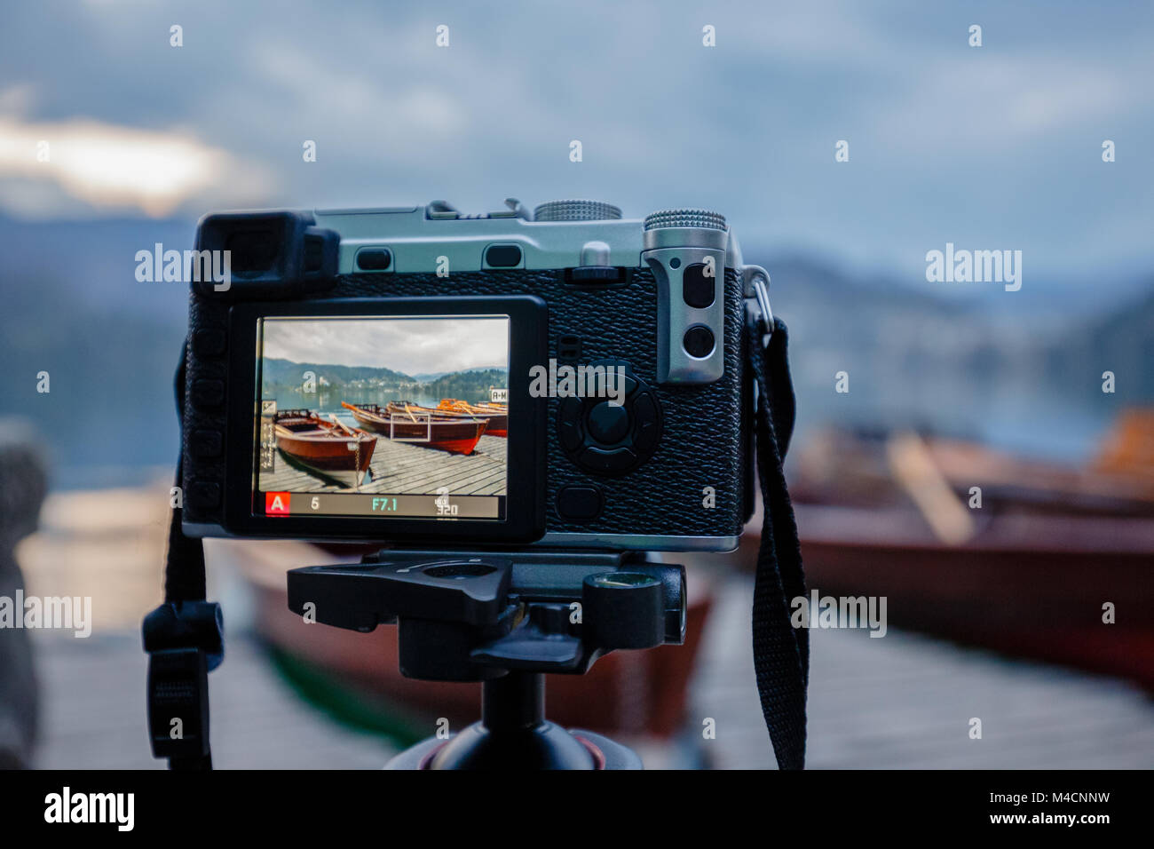 MILC moderna fotocamera su un treppiede shooting esterni agenzie Foto Stock