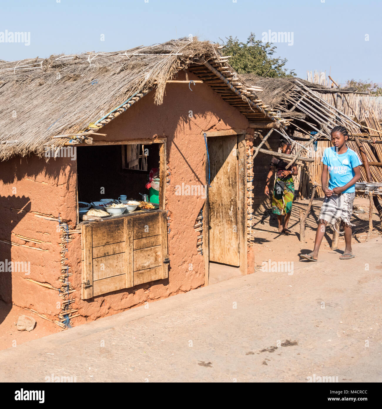 Negozio nel povero villaggio rurale, Madagascar meridionale Foto Stock