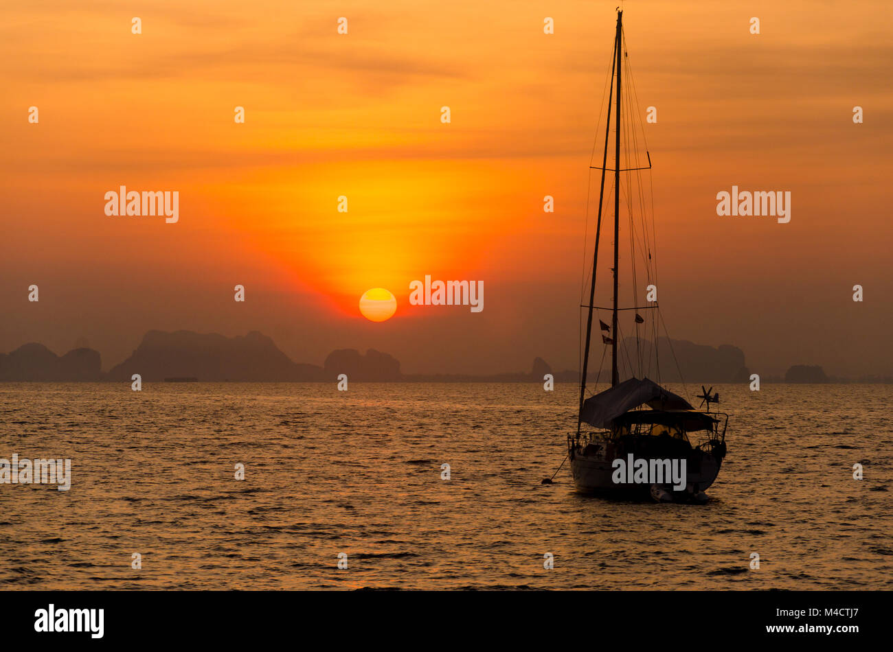 Barca a vela in mare la sera la luce del sole più belle grandi montagne sullo sfondo, lusso summer adventure Phuket Thailandia Foto Stock