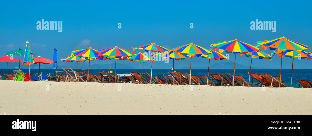 Mare,Isola,ombrello,Thailandia, Khai Isola di Phuket, lettini e ombrelloni su una spiaggia tropicale Foto Stock