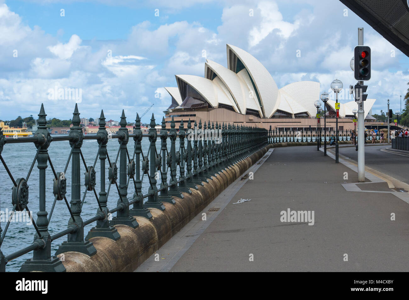 Sydney Opera House visto dalla strada Hickson sotto il Ponte del Porto di Sydney Foto Stock