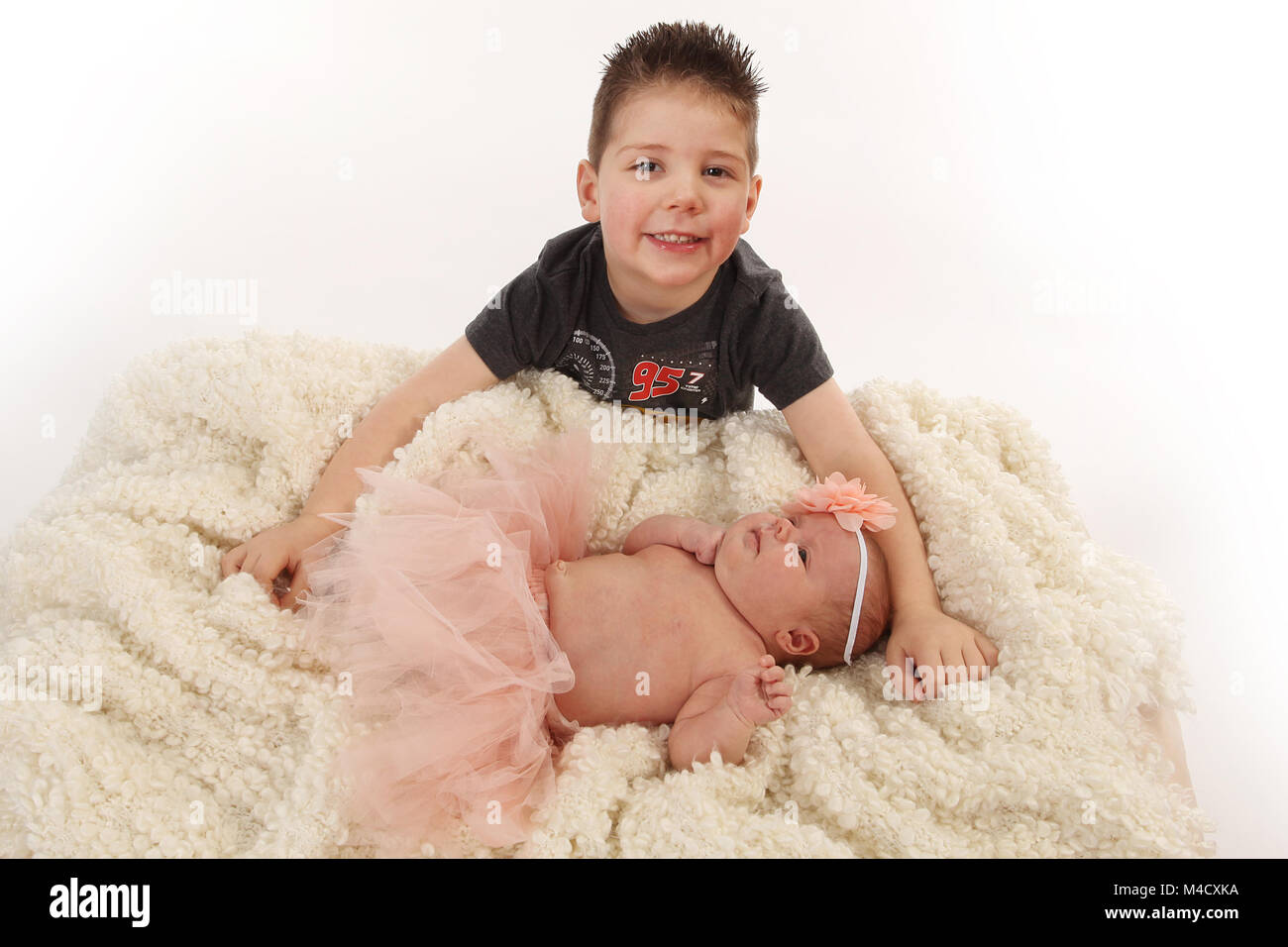 Il grande fratello e sorella del bambino insieme felici e divertirsi nel vivaio Foto Stock