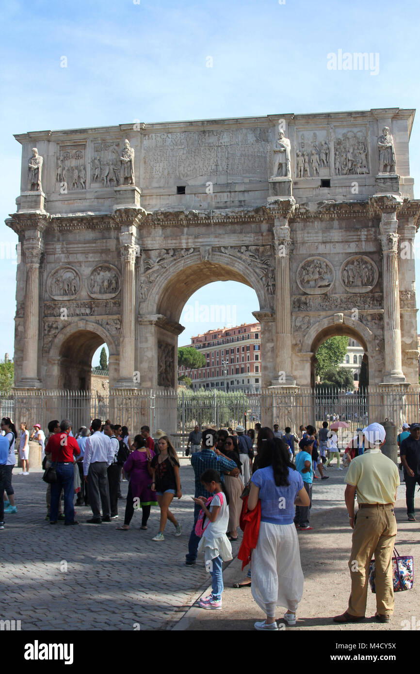 Lunghezza piena vista dell'Arco di Costantino dal sud, vicino al Colosseo, Roma, Italia. Foto Stock