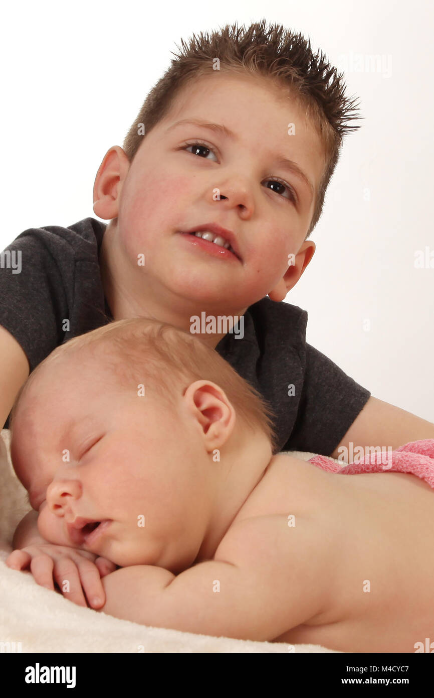 Il grande fratello e sorella del bambino insieme felici e divertirsi nel vivaio Foto Stock
