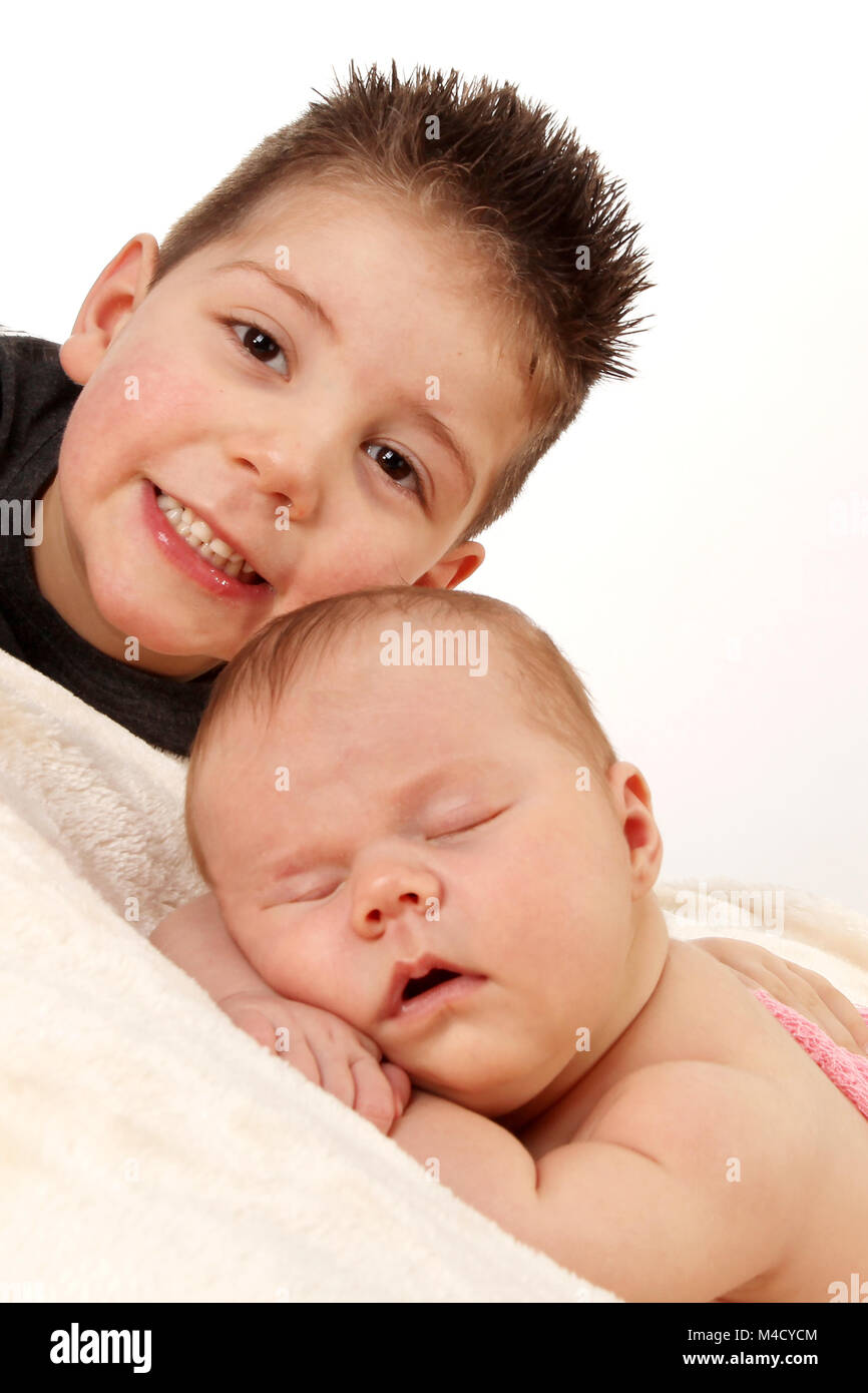 Il grande fratello e sorella del bambino insieme felici e divertirsi nel vivaio Foto Stock