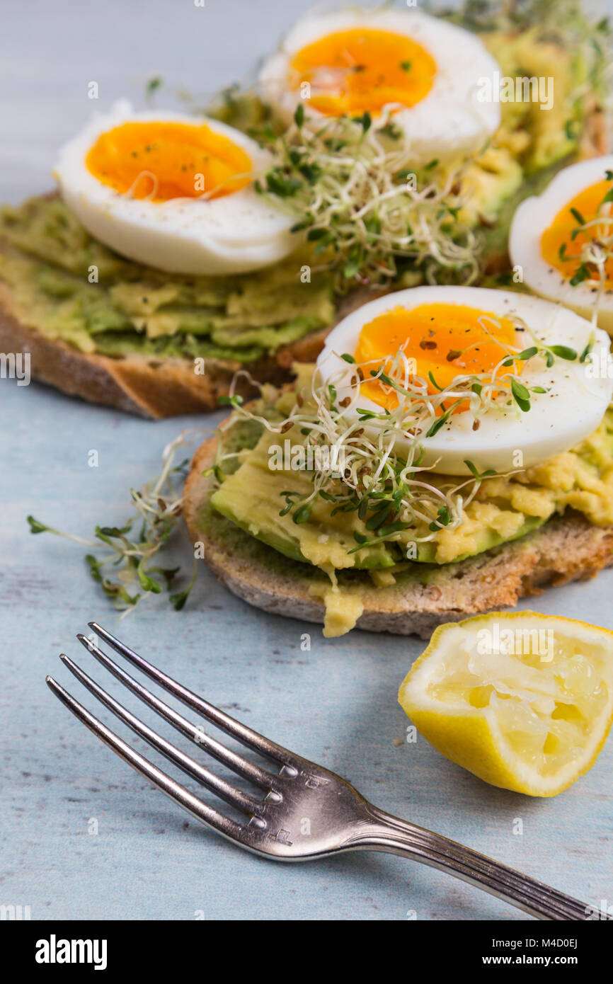 Avocado toast con uova Foto Stock