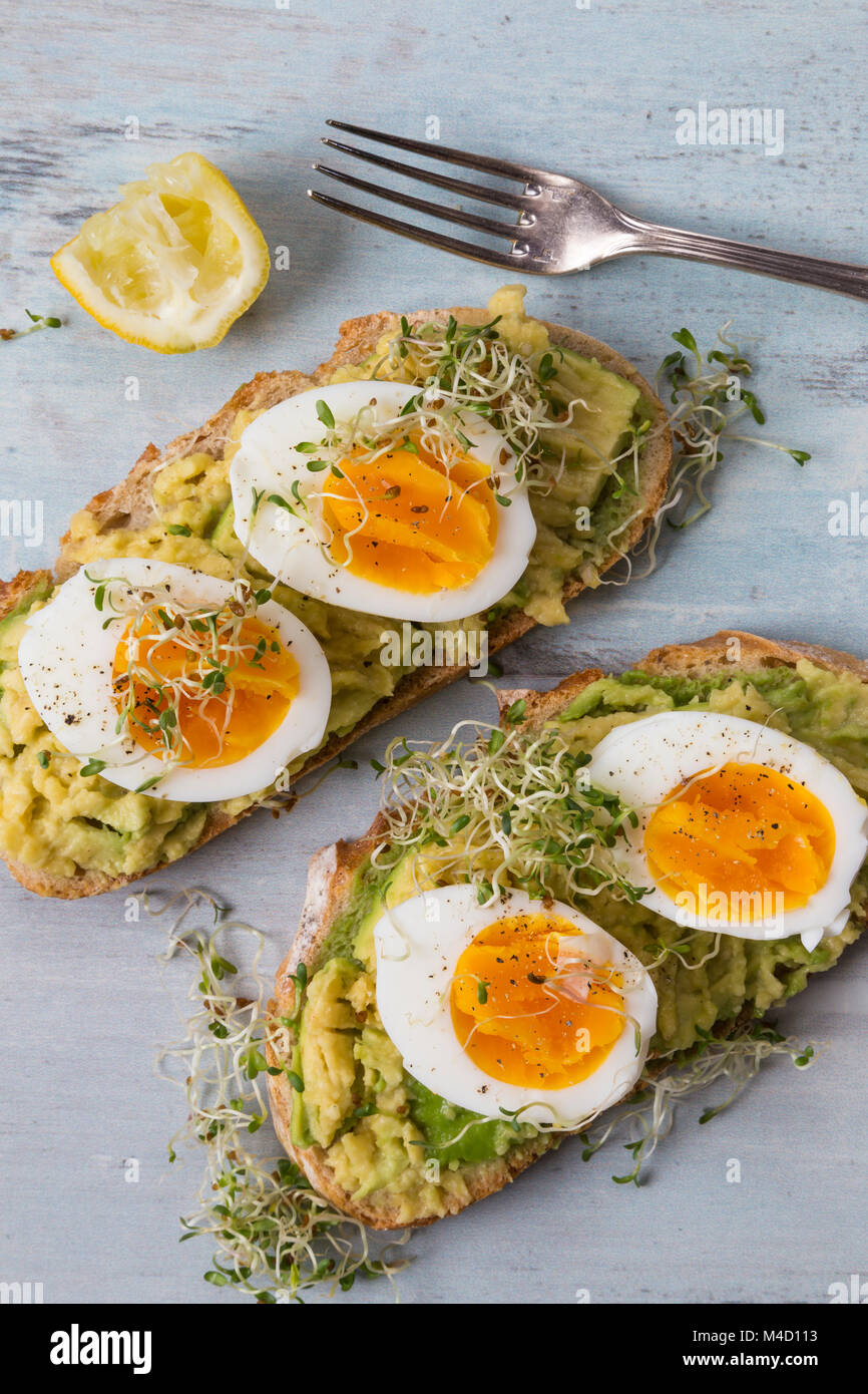 Toast con avocado e uova Foto Stock