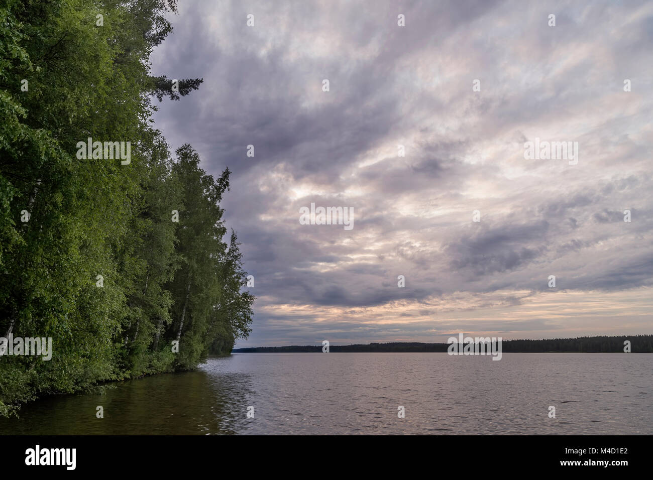 Un tramonto spettacolare sul lago in Rantasalmi, Distretto dei Laghi, Finlandia Foto Stock