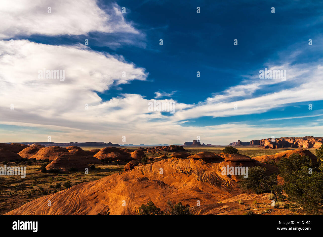 Vista del mistero nella valle il parco tribale Navajo Monument Valley nel tardo pomeriggio prima del tramonto, Arizona. Foto Stock