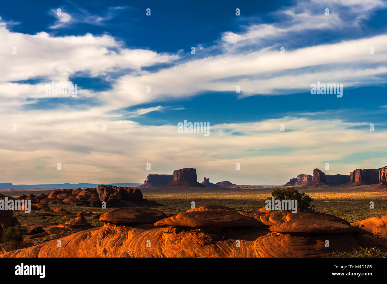 Vista del mistero nella valle il parco tribale Navajo Monument Valley nel tardo pomeriggio prima del tramonto, Arizona. Foto Stock