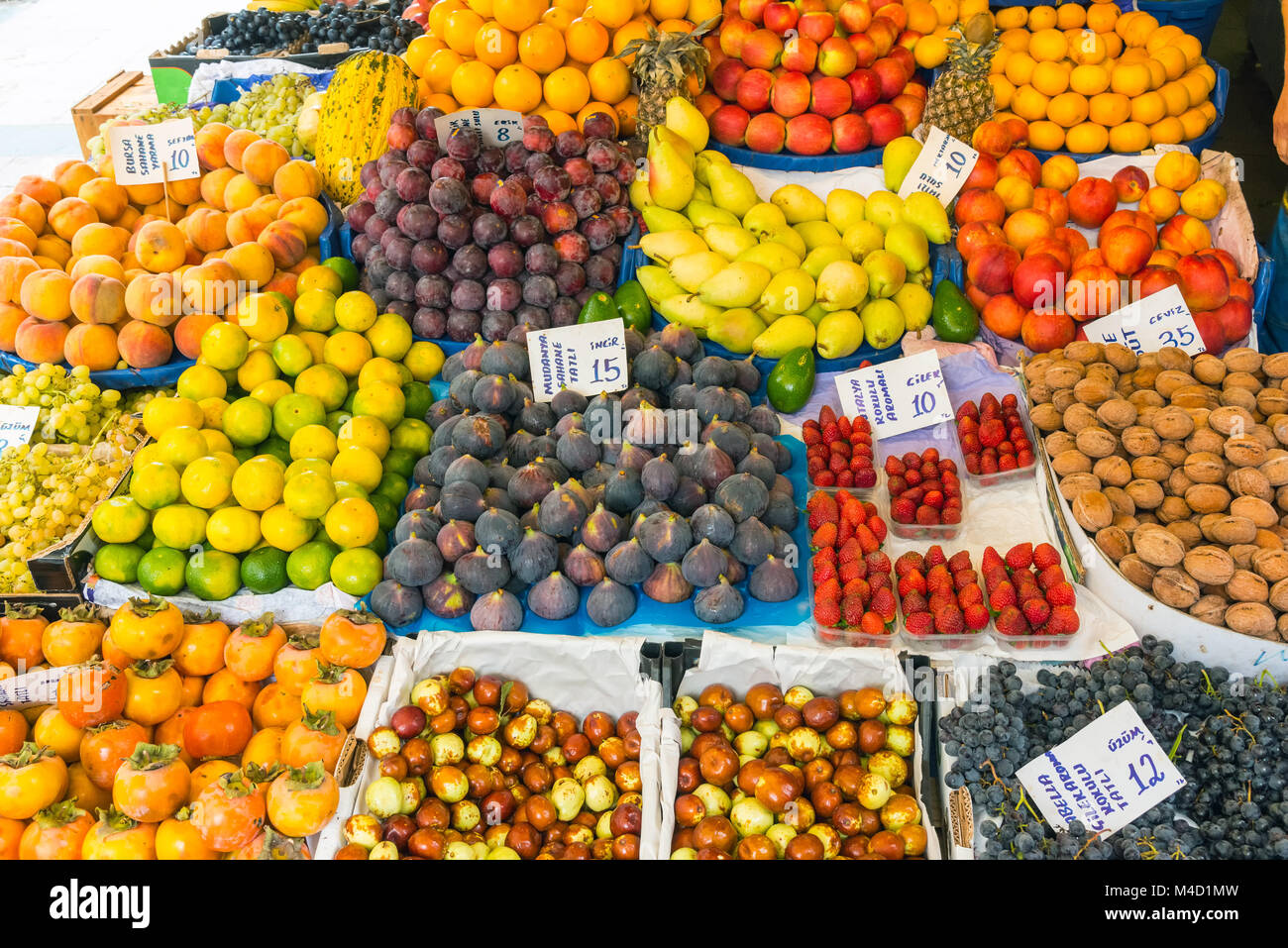 Grande varietà di frutti in un mercato di Istanbul Foto Stock