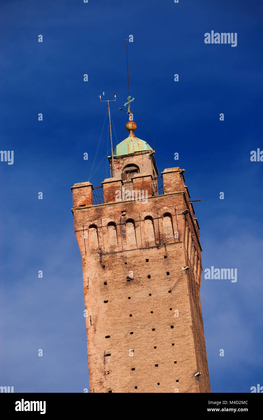 Dettaglio della parte superiore della medievale Torre degli Asinelli, la piu' alta torre in Bologna e il simbolo della città, eretto alla fine del XII secolo Foto Stock