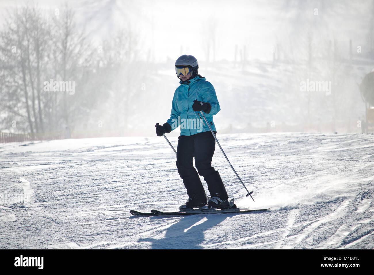 Willingen, Germania - 7 febbraio 2018 - Femmina sciatore in blu tuta sci su una pista da sci Foto Stock