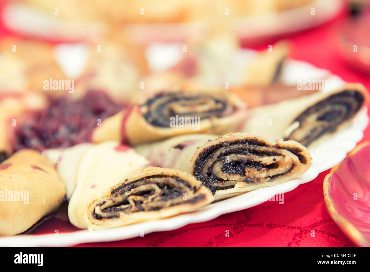 Capellaccio ripieno con semi di papavero e di sciroppo di lampone Foto Stock