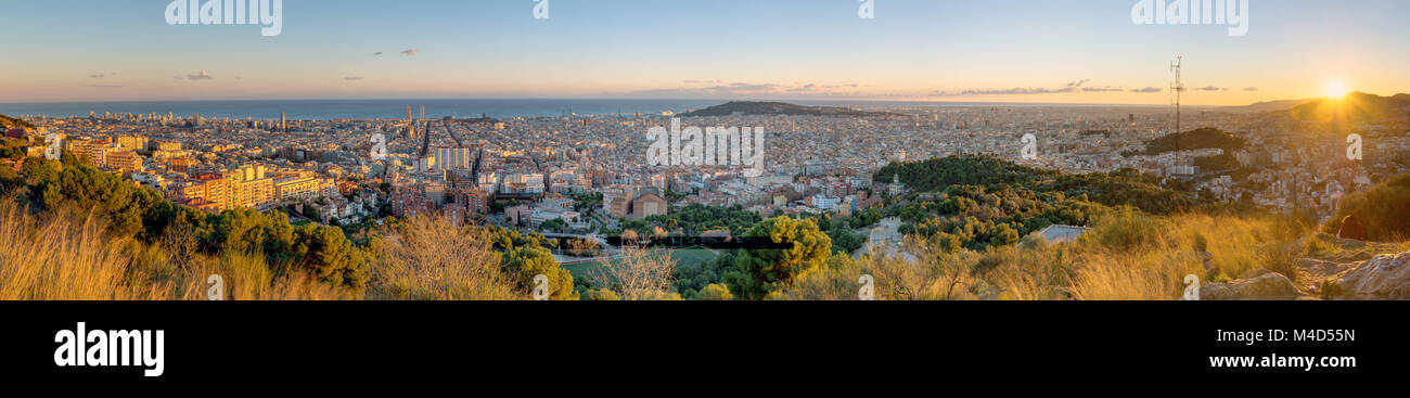 Panorama di Barcellona dal monte Tibidabo al tramonto Foto Stock