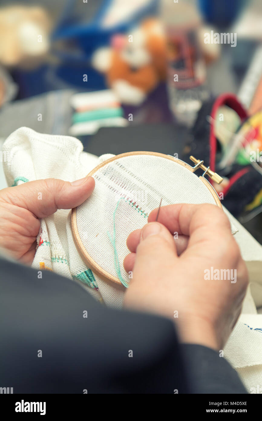 Donna mani facendo openwork ricamo Foto Stock