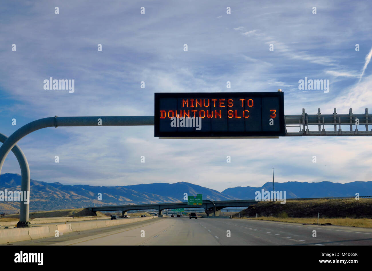 A tre minuti dal centro cittadino di Salt Lake City su una autostrada  segno. Concetto: eccitante, non vedo l'ora di arrivare a Salt Lake City  nello Utah Foto stock - Alamy