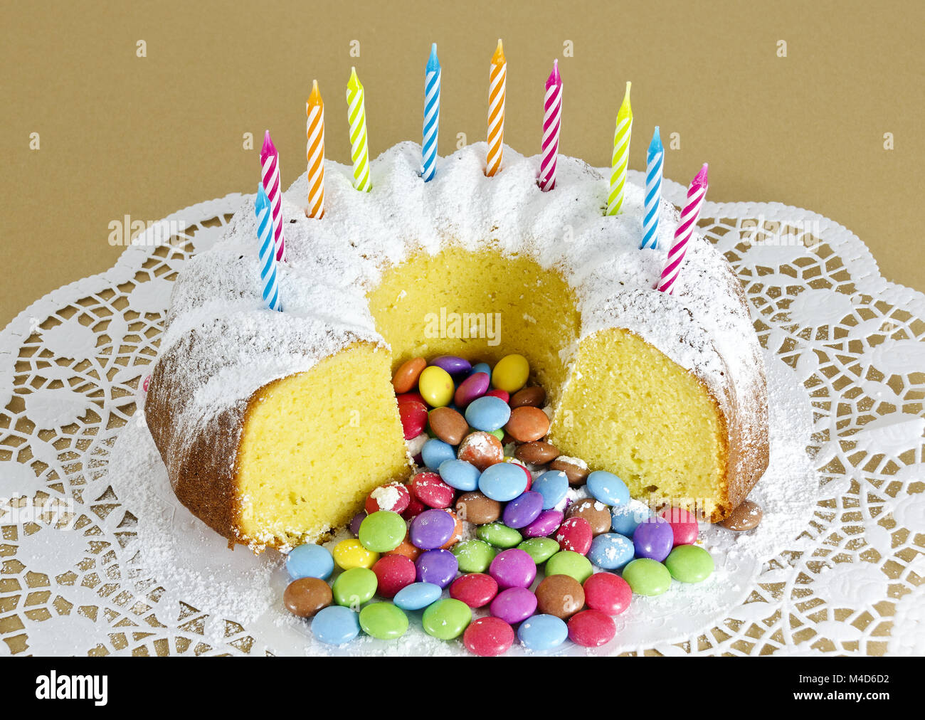 A forma di anello pan di spagna con compleanno Candele rivestite di zucchero pasticceria al cioccolato Foto Stock