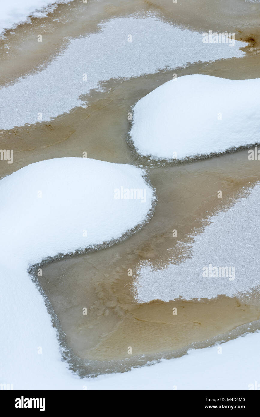 Strutture di ghiaccio in un torrente, Lapponia, Finlandia Foto Stock