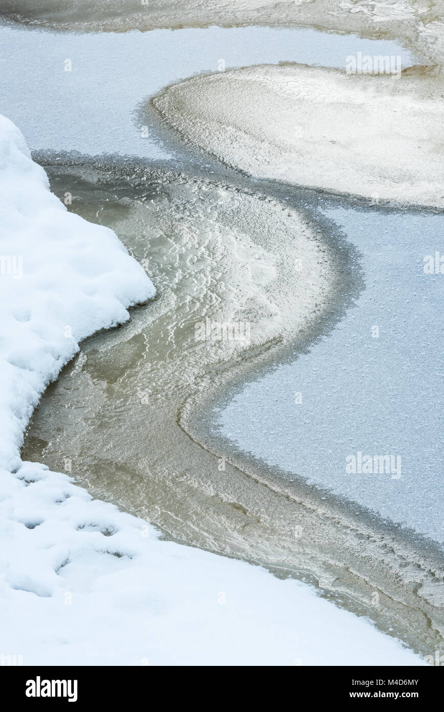 Strutture di ghiaccio in un torrente, Lapponia, Finlandia Foto Stock