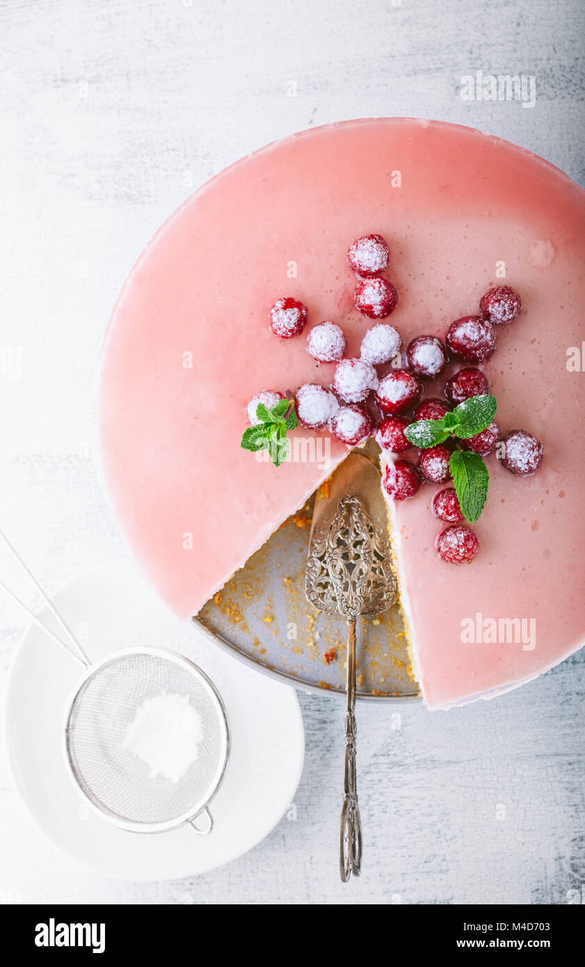 Lampone yogurt torta con frutti di bosco su un tavolo. Foto Stock
