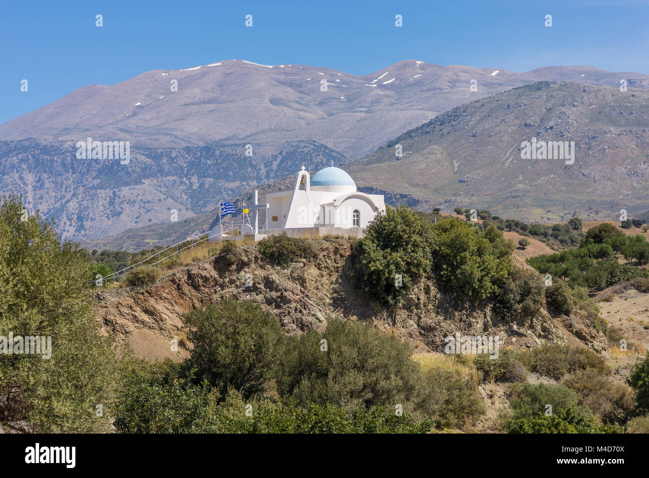 Chiesa greco ortodossa ai piedi delle montagne di Ida Foto Stock
