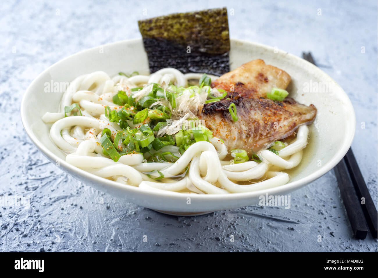 Udon zuppa di pesce nel recipiente Foto Stock