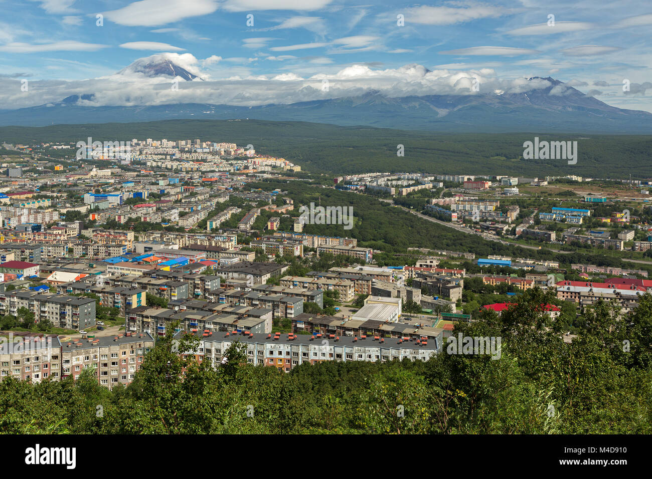 Avachinsky-Koryaksky gruppo di vulcani e Petropavlovsk-Kamchatsky dalle colline Mishennaya Foto Stock