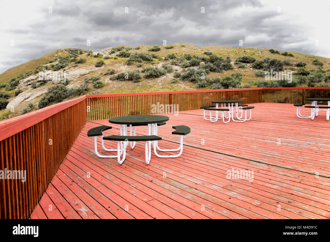Un'area ricreativa con tavole su un weathered red cedar deck guardando un deserto collina con spazzola di salvia. Foto Stock