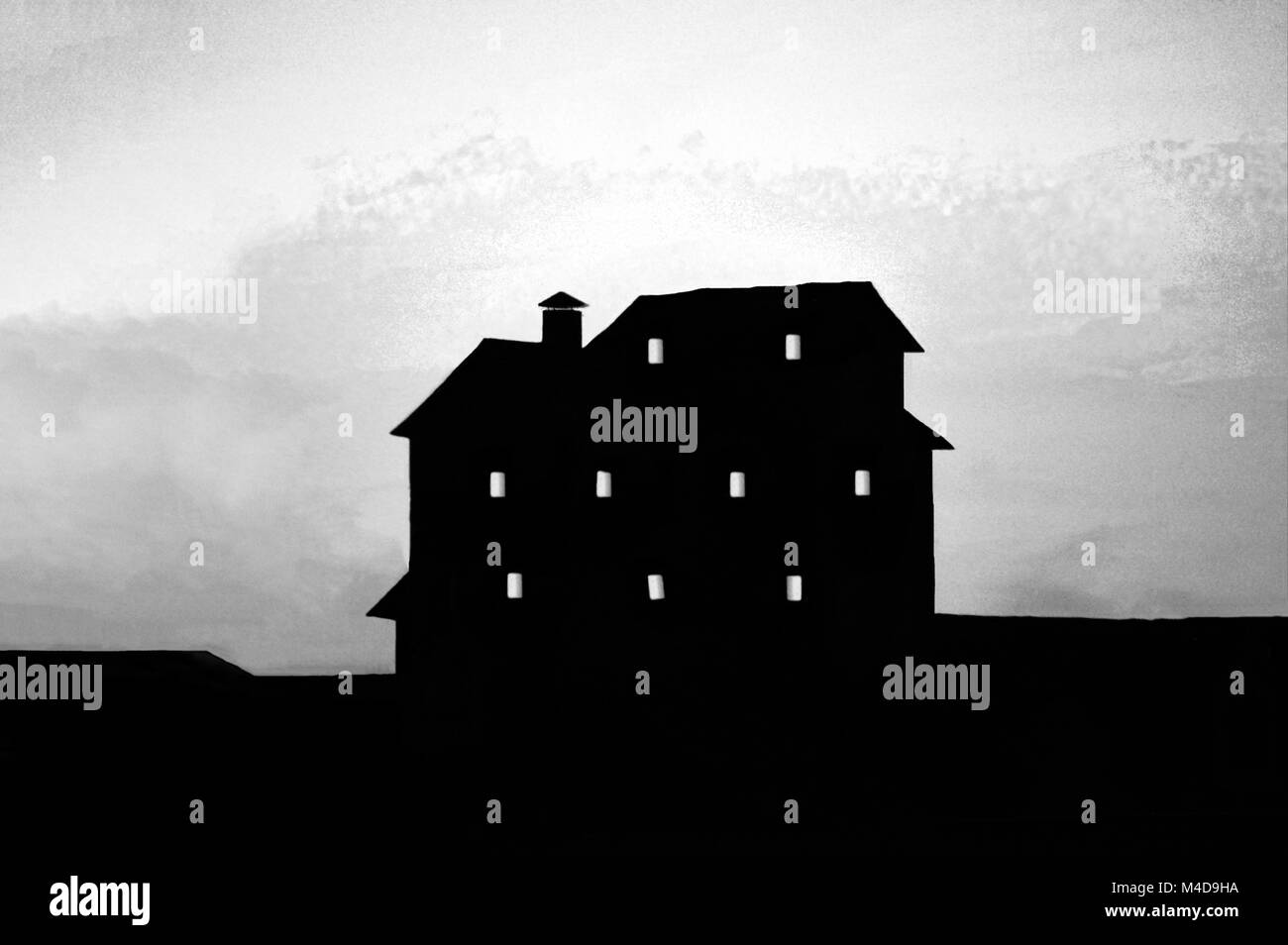 Un grande, spooky e edificio mishapen stagliano house aginast un grigio, inscurimento del cielo. Foto Stock