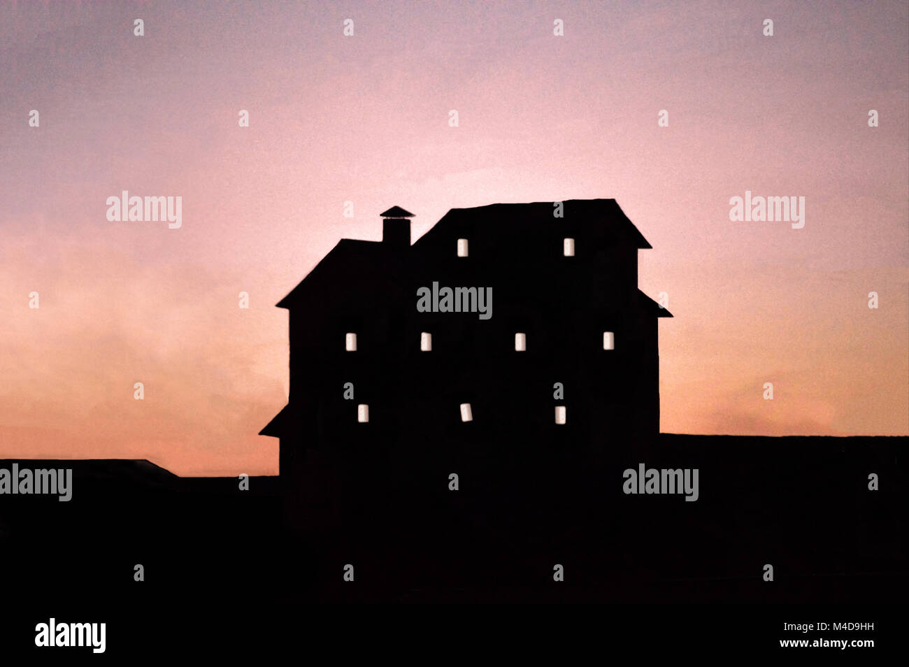 Un grande, spooky e edificio mishapen stagliano house aginast un redding il cielo al tramonto. Foto Stock