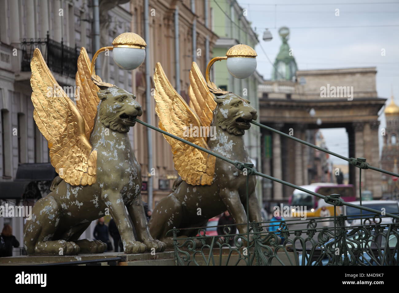 Grifoni leoni alati banca ponte di San Pietroburgo Foto Stock