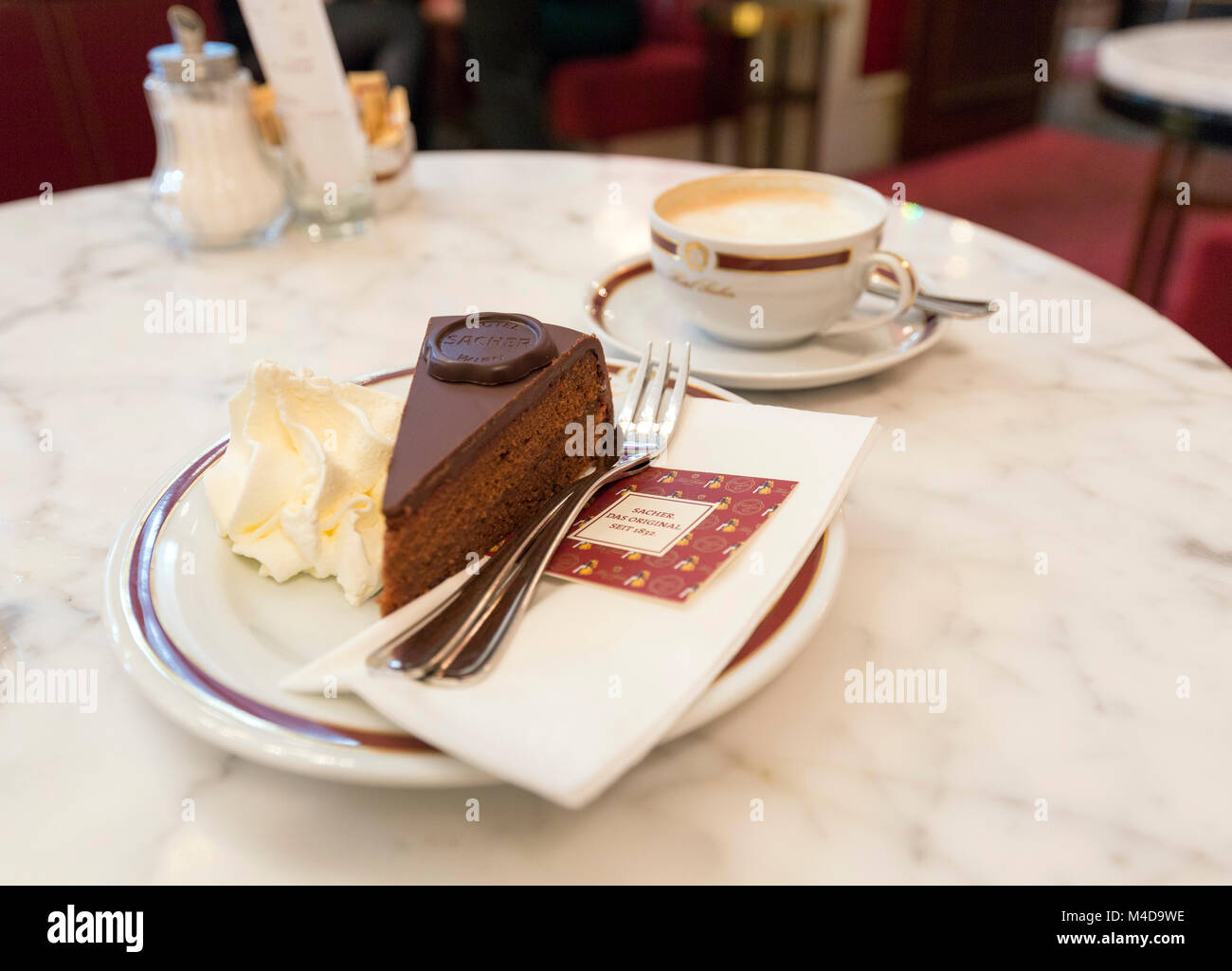Expresso bere e Sacher torte presso il Cafe Sacher. In Vienna, Austria. Questo è dove la torta originale è stato creato. Foto Stock
