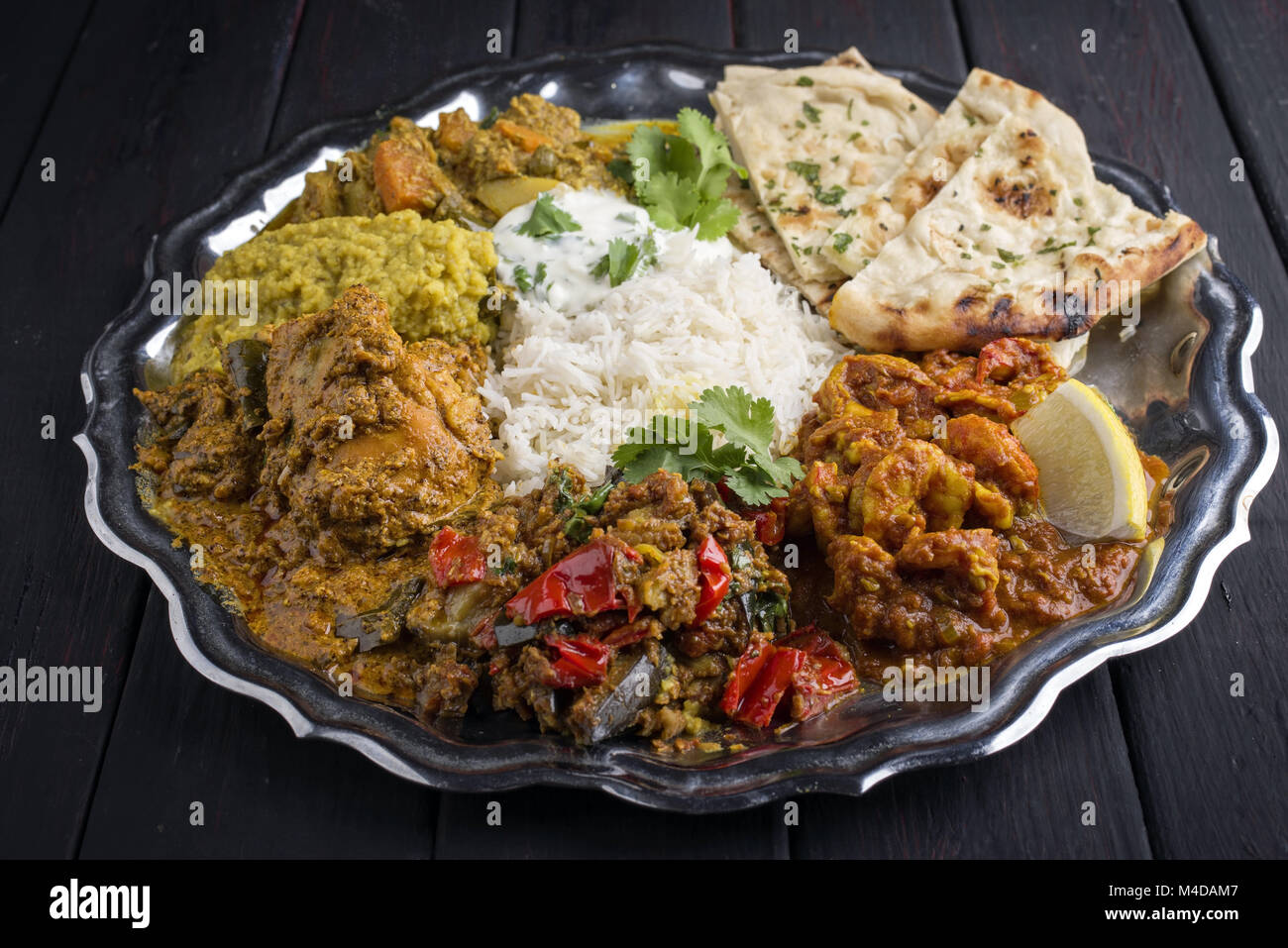 Piatti indiani sui tradizionali Thali Foto Stock