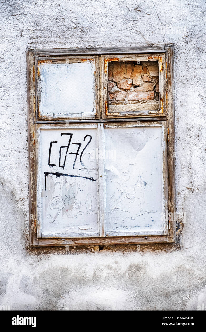 Una vecchia finestra è murata e dipinta di bianco nella Città Vecchia di Bratislava, Slovacchia. Foto Stock