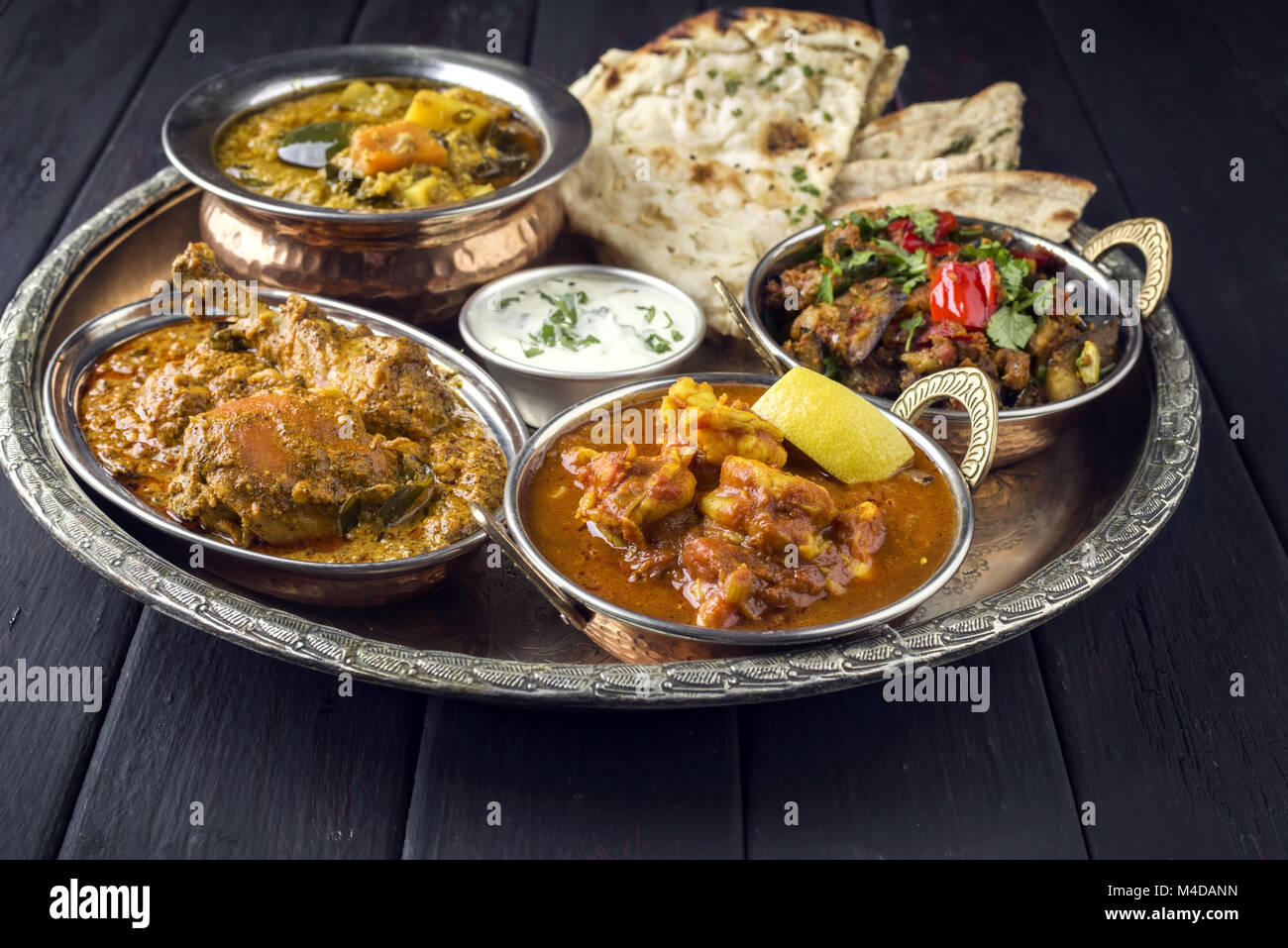 Indian bombata sulla tradizionale Thali Foto Stock